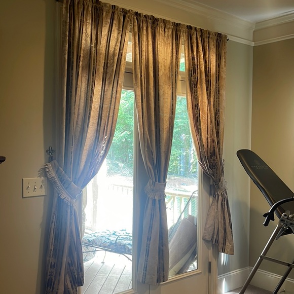 12 panels of 84 x 38.5 inches per panel curtains with 12 tie backs - Picture 3 of 6